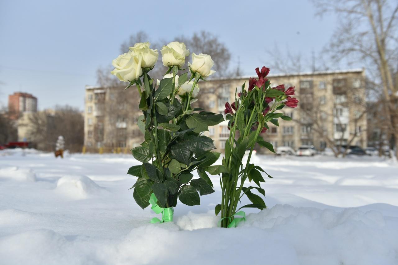 Фото Новосибирцы несут цветы к месту страшной трагедии на Линейной в ее годовщину 4